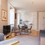 Alfama Baixa Spacious And Bright Blends The Historic And The Contemporary 2 Bedrs & 2 Bathrs Ac 18th Century Building شقة