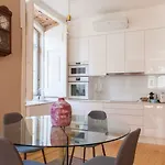 شقة Alfama Baixa Spacious And Bright Blends The Historic And The Contemporary 2 Bedrs & 2 Bathrs Ac 18th Century Building