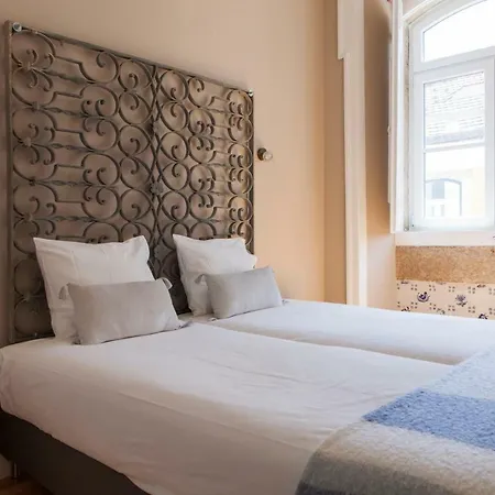 Alfama Baixa Spacious And Bright Blends The Historic And The Contemporary 2 Bedrs & 2 Bathrs Ac 18th Century Building *