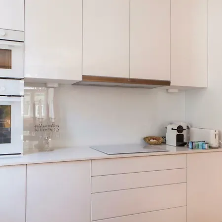 Alfama Baixa Spacious And Bright Blends The Historic And The Contemporary 2 Bedrs & 2 Bathrs Ac 18th Century Building ליסבון