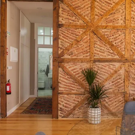 Alfama Baixa Spacious And Bright Blends The Historic And The Contemporary 2 Bedrs & 2 Bathrs Ac 18th Century Building דירה *