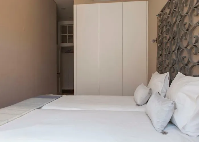 Alfama Baixa Spacious And Bright Blends The Historic And The Contemporary 2 Bedrs & 2 Bathrs Ac 18th Century Building شقة