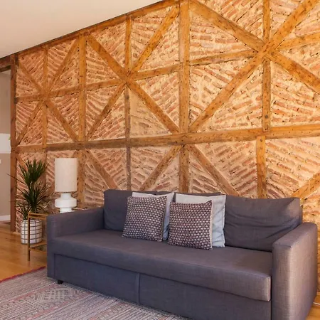 Апартаменти Alfama Baixa Spacious And Bright Blends The Historic And The Contemporary 2 Bedrs & 2 Bathrs Ac 18th Century Building Лісабон